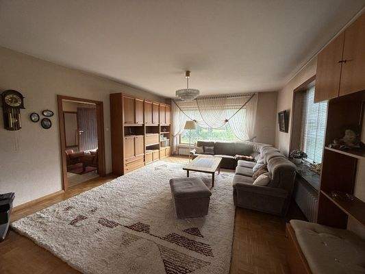 ...mit großer Fensterfront