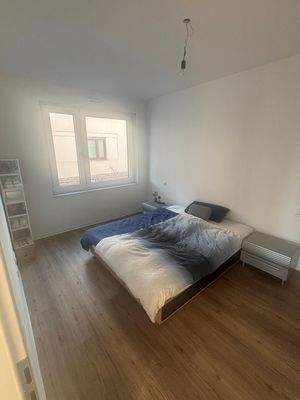 Schlafzimmer mit Doppelfenster