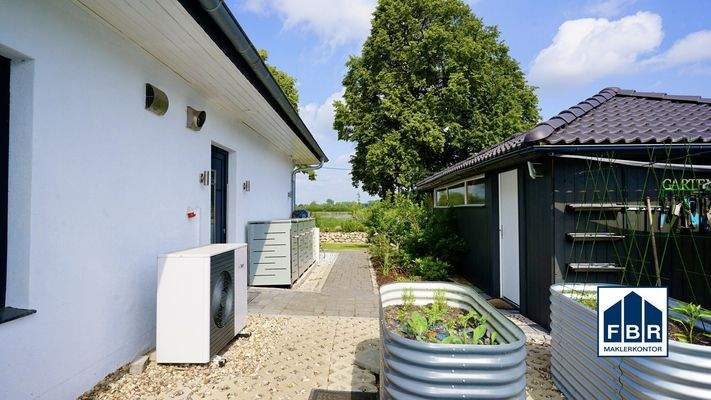 Seitenansicht und Wärmepumpe