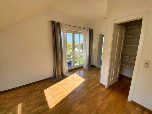 Schlafzimmer Dachgeschoss mit begehbarem Kleiderschrank