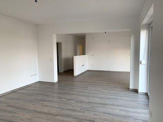 Blick in Küche/Diele und Zugang Bad + Zimmer