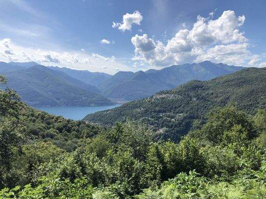 Blick von der Gemeinde Agra auf den Lago Maggiore