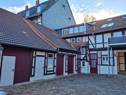 Lager und Hausansicht vom Hof