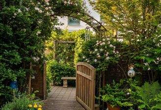 Teilansicht Garten mit Gartentor