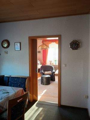 Blick v. d. Küche ins Esszimmer