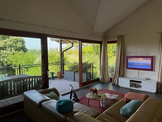Wohnzimmer mit Panoramafenster