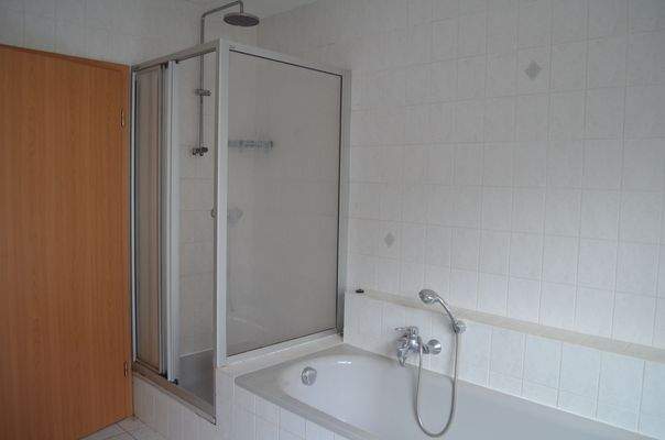 Badezimmer mit Wanne und Dusche