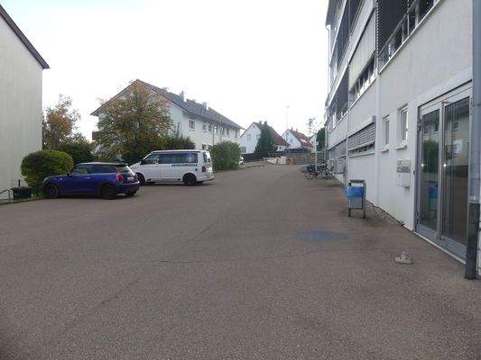 Zufahrt zum Aussenstellplatz mit Schranke