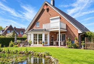 Rückseite Garten mit Terrasse und Biotop;Ki visualisert wegen Bewuchs
