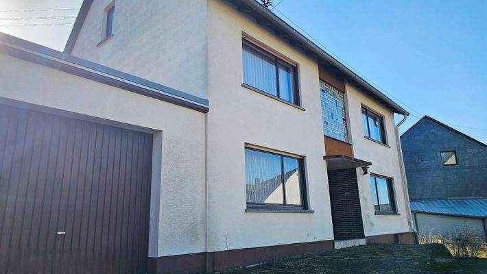 Vorderansicht mit Garage