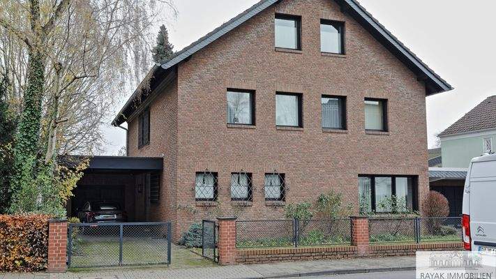 Hausfront mit Garage