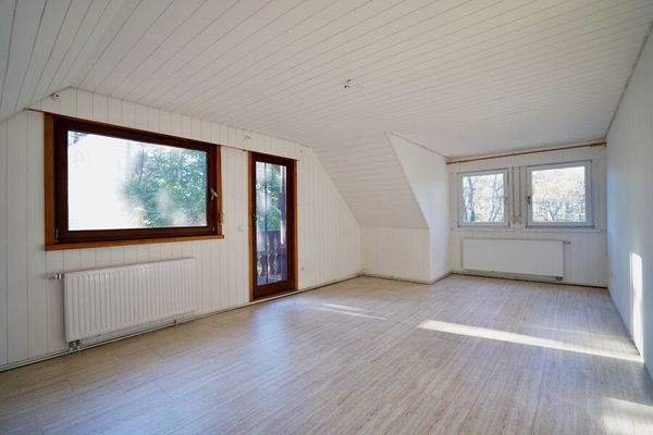 großes Schlafzimmer mit Zugang zur Loggia