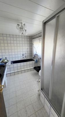Badezimmer mit Dusche und Bade