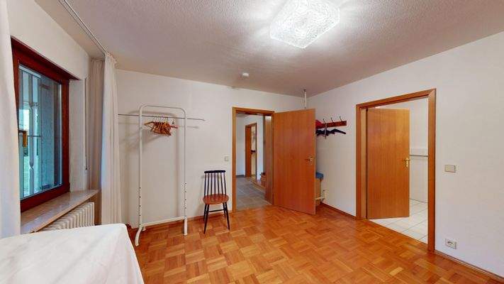 Hochw. 1FH, UG Zimmer 1