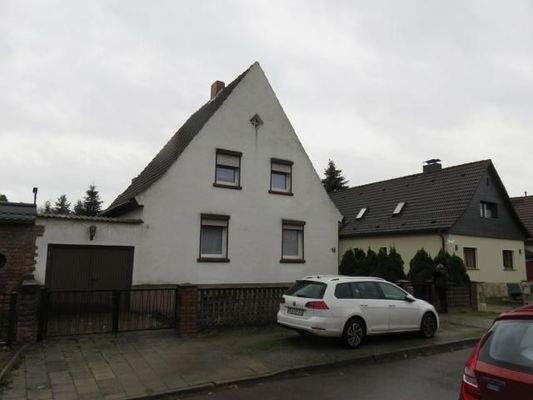 Ansicht vom Wohnhaus mit Garage & Zufahrt