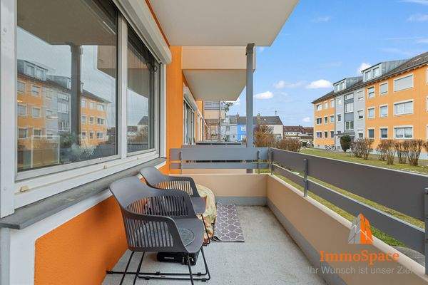 Großzügiger Balkon mit Ausblick auf die Nachbarschaft