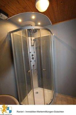 Bad mit Dusche im Untergeschoss