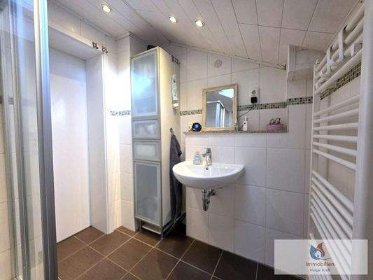 Badezimmer mit Dusche DG