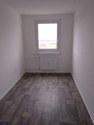 Helles Zimmer mit Fenster