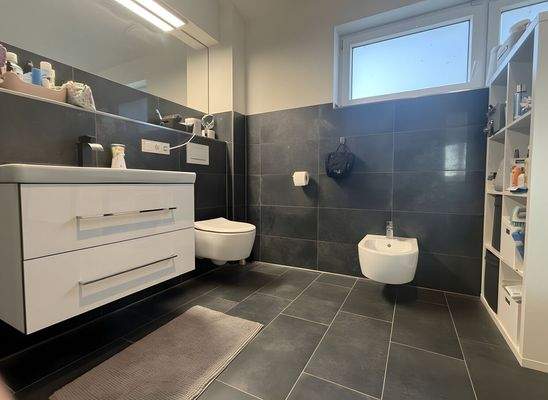 Bad im Obergeschoss mit Bidet