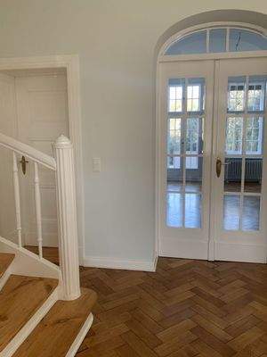 Empfangszimmer mit Treppe ins 1. OG