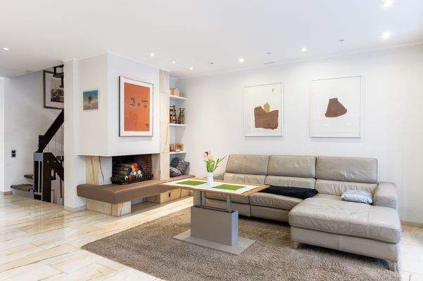 Wohnzimmer mit Kamin im Erdgeschoss