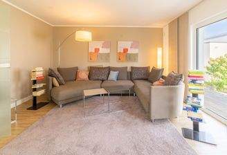 Helles Wohnzimmer mit Flair