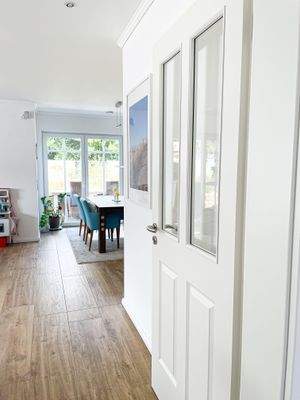 Blick vom Flur ins Wohnzimmer