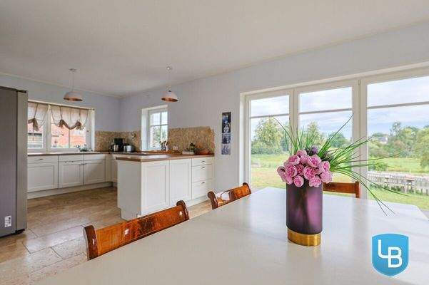 Offener Essbereich mit offener Küche