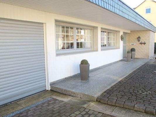 16 Hauseingang mit Garage