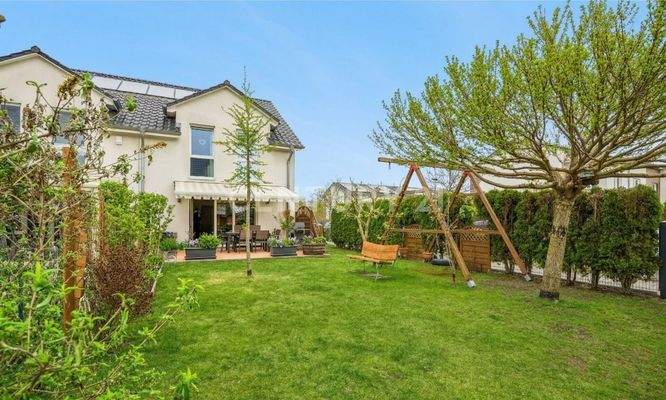 Blick vom Garten zum Haus