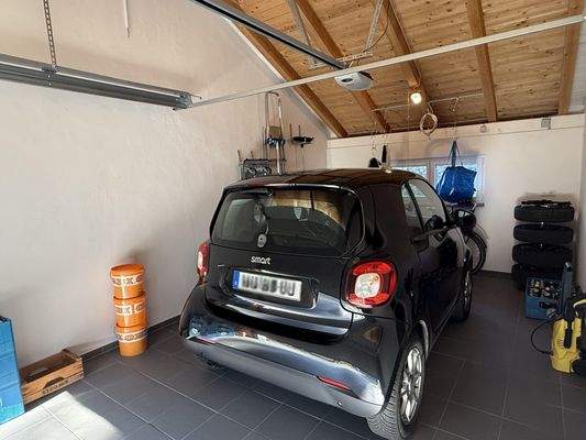 Geräumige Garage mit direktem Zugang ins Haus