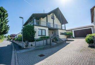 Einfahrtsbereich mit Hoftor