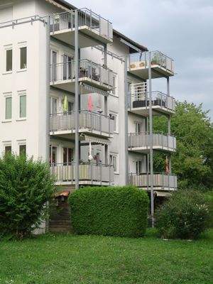 Mehrfamilienhaus mit Balkonen