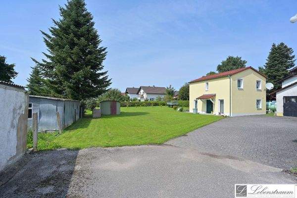 Grundstueck mit Nachbargebaeude