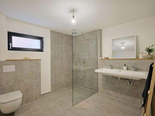 Hochwertiges Duschbad mit bodentiefer Dusche