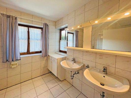 Helles Badezimmer (Einliegerwohnung)
