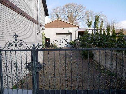 Zufahrt Gewerbehalle mit Tor