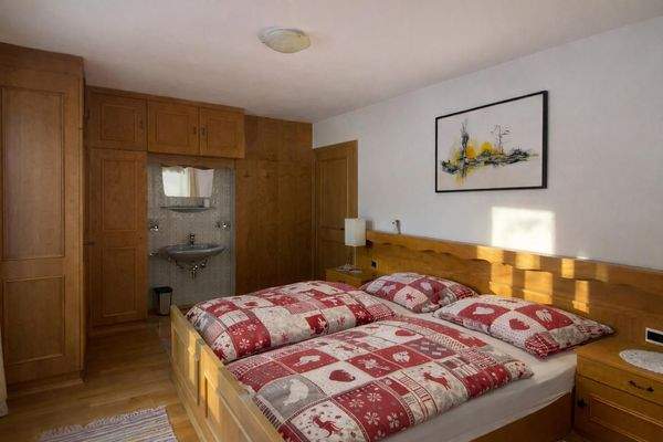 Schlafzimmer Bestand mit Textilvorschlag KI