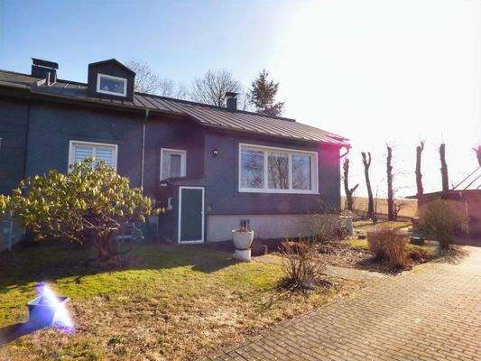 Vorderansicht mit Vorgarten