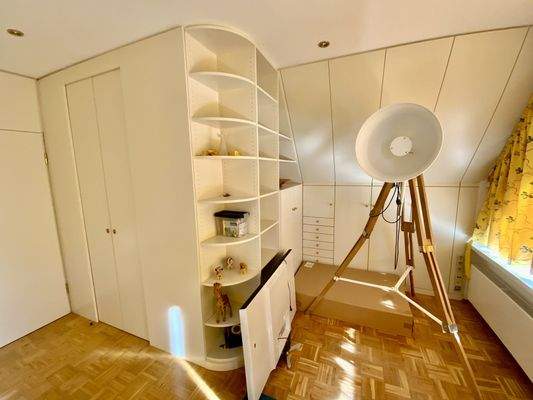 und mit Einbauschränken