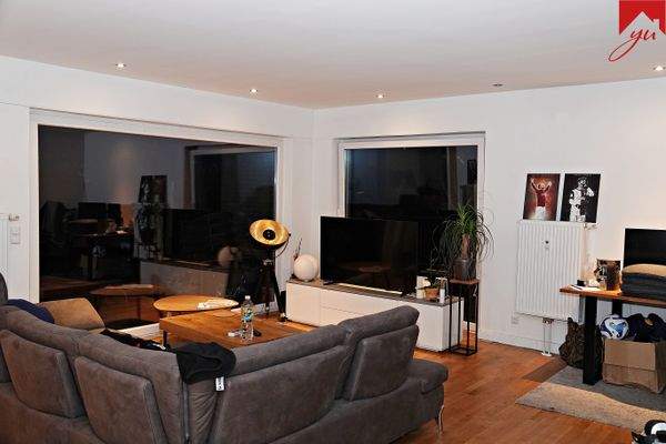 geräumiges Wohnzimmer 