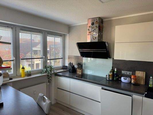 Küche mit Einbaugeräten