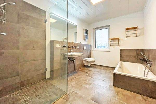 großzügiges Bad mit Dusche, Wanne und WC