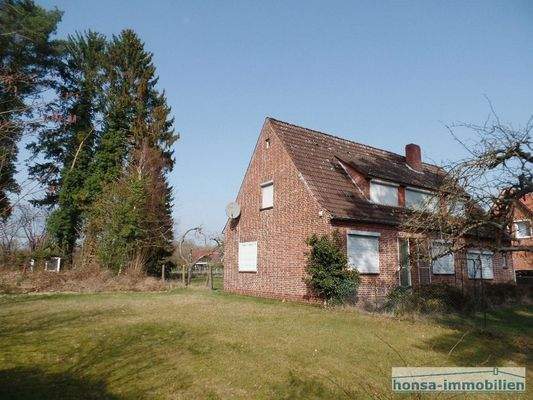 Ansicht von der Straße - linke Gartenseite (Nord)