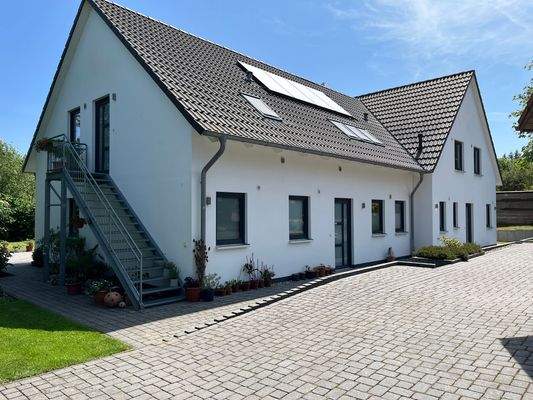 Vordere Hausansicht, unten Ferienwohnung