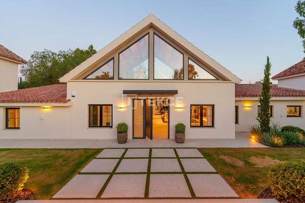 Luxury Villa with Garden and Modern Designs in Marbella Málaga