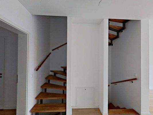 Kellerabgang und Treppenaufgang in die oberen Etagen