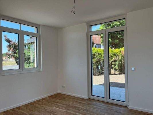 Wohnbereich mit teils bodentiefen Fenstern