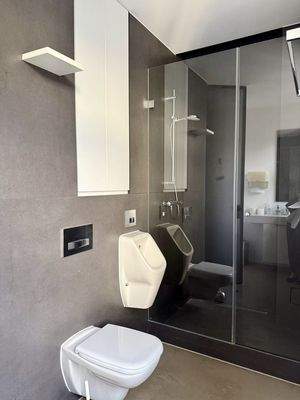 Herren-WC mit Dusche